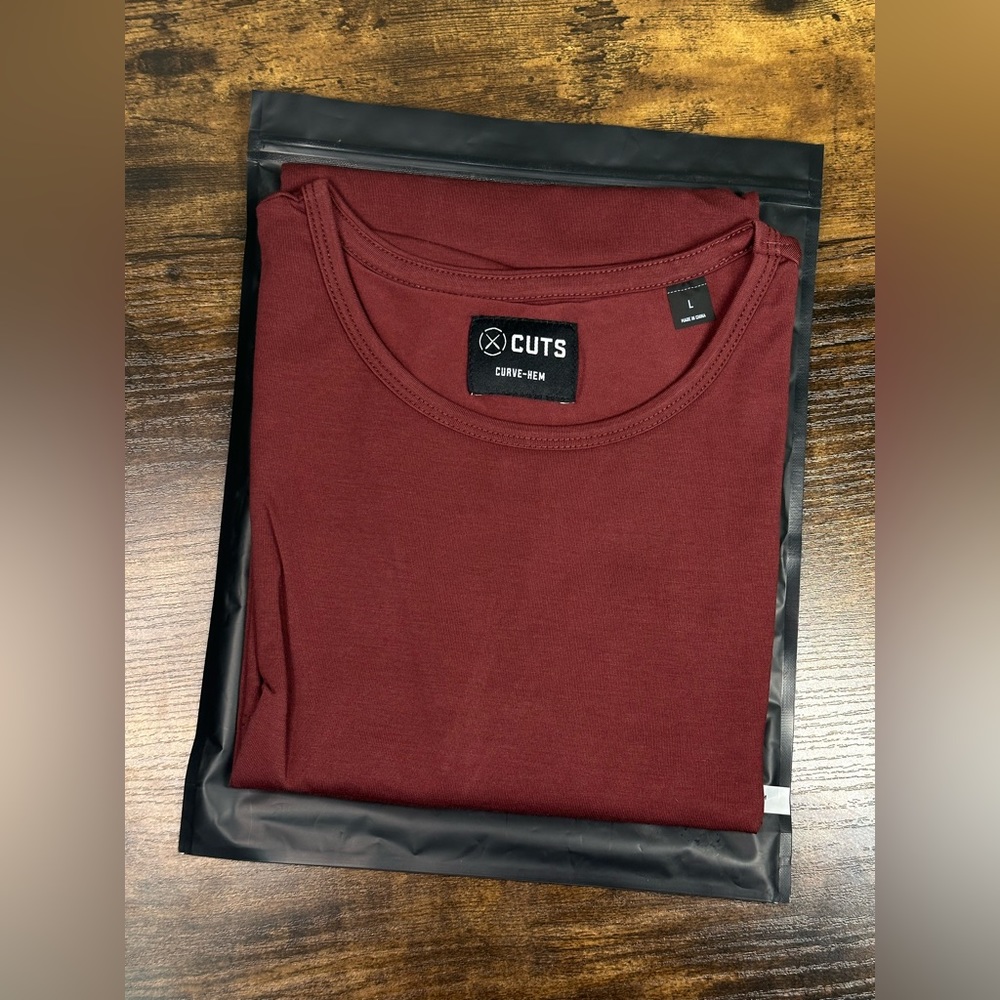 Cuts Clothing / Cabernet AO Crew Curve Hem Tee - L